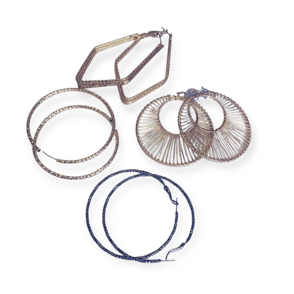 𝅺Statement earrings! Big gold hoops etc.